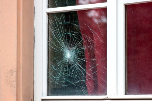 Трещина на стекле окна: как оценить, как устранить и какие материалы использовать
