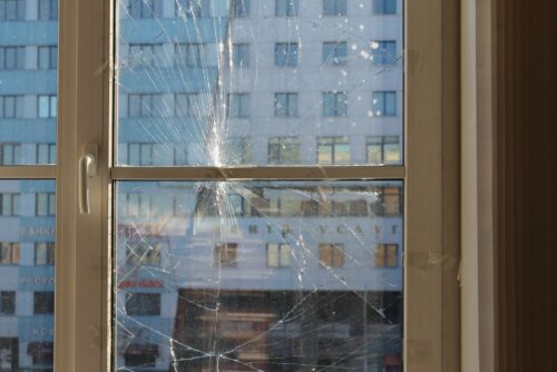 Что делать, если лопнуло стекло окна, и куда обращаться